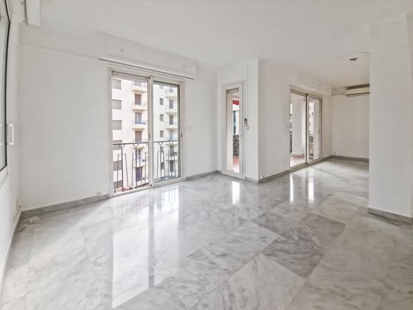 Cannes "Banane" appartement de 3 pièces 77.34 m2 , garage.