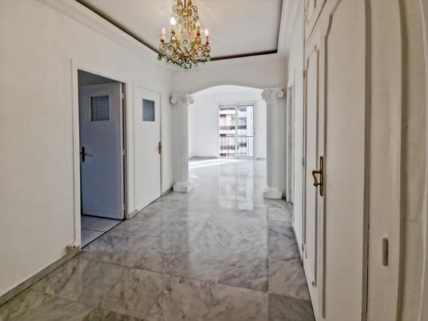 Cannes "Banane" appartement de 3 pièces 77.34 m2 , garage.