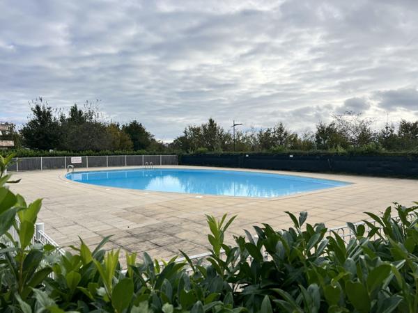 Charmant T2 meublé de 33 m2 avec jardin privée et piscine dans la copropriété - La colline bleue à MONTBELIARD