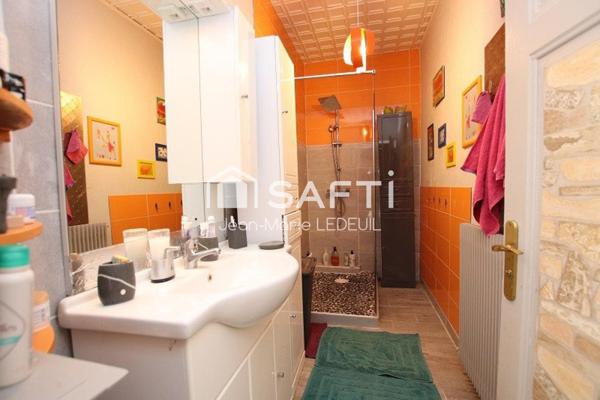 Maison 4 chambres, garage, dépendance et jardin.