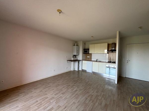 Appartement à louer Cenon : 3 pièces, 57m² avec 2 chambre(s) à 940€ - AJP Immobilier Bordeaux Chartrons