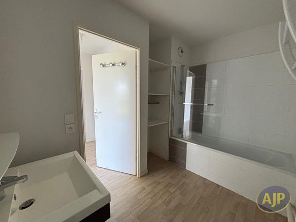 Appartement à louer Cenon : 3 pièces, 57m² avec 2 chambre(s) à 940€ - AJP Immobilier Bordeaux Chartrons