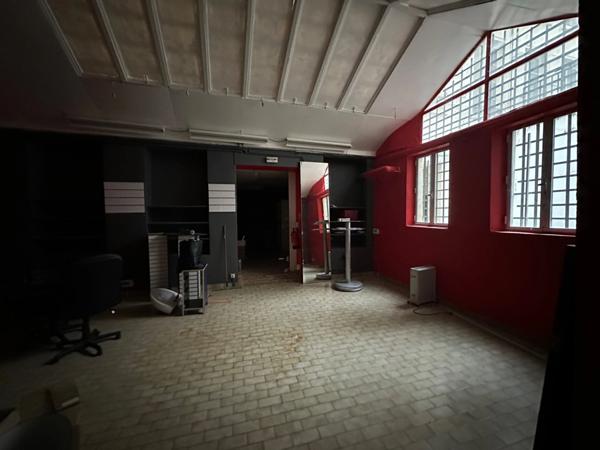 Local/bureau à vendre LYON 6EME (69)-murs commerciaux vides, local atypique de 196m2 environ