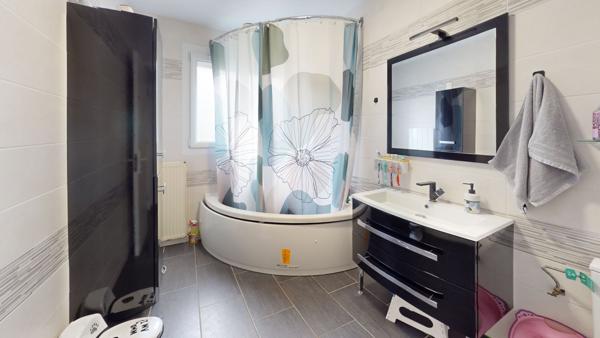 Maison familiale avec sous-sol aménagé et jardin