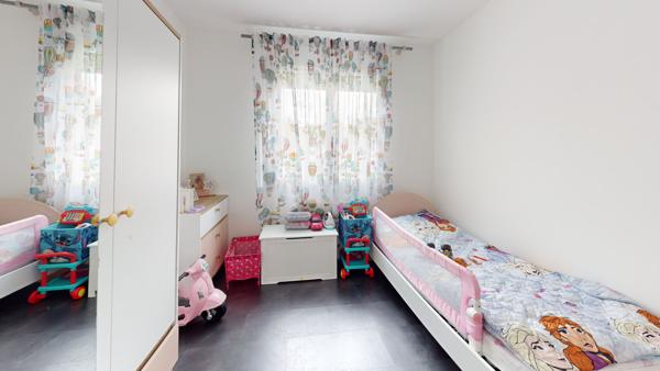 Maison familiale avec sous-sol aménagé et jardin