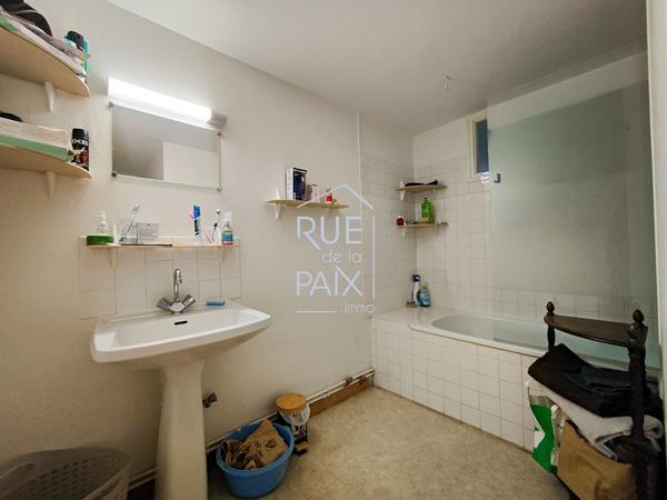 86110 MIREBEAU Immeuble Mirebeau 292 m2 - 7 logements + dépendances à aménager + stationnements