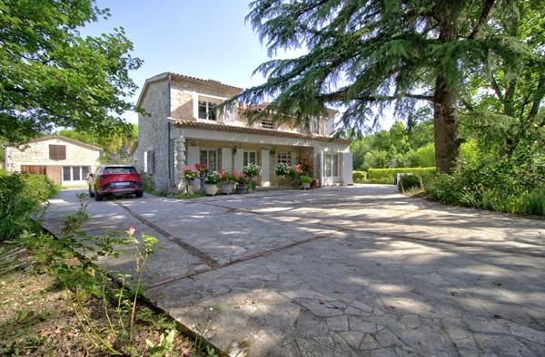 FOULAYRONNES - Ensemble immobilier de caractère de 315m² avec dépendance, garages et vue dans un environnement calme