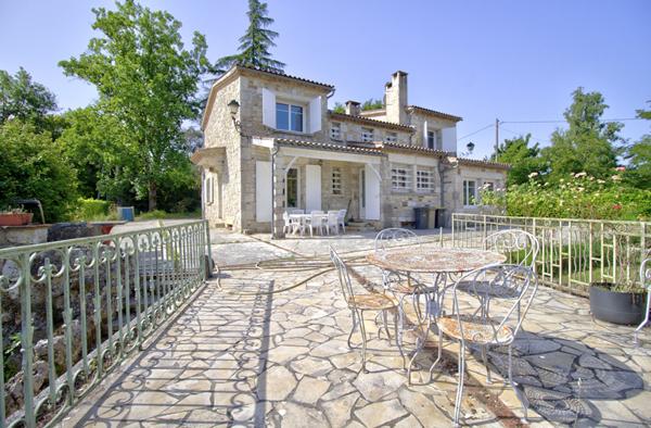 FOULAYRONNES - Ensemble immobilier de caractère de 315m² avec dépendance, garages et vue dans un environnement calme