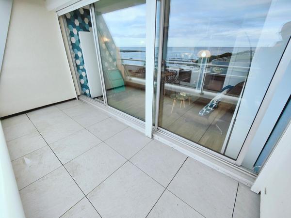 Vue bassin-Rénové-Ascenseur-Terrasse-Parking-Cave.