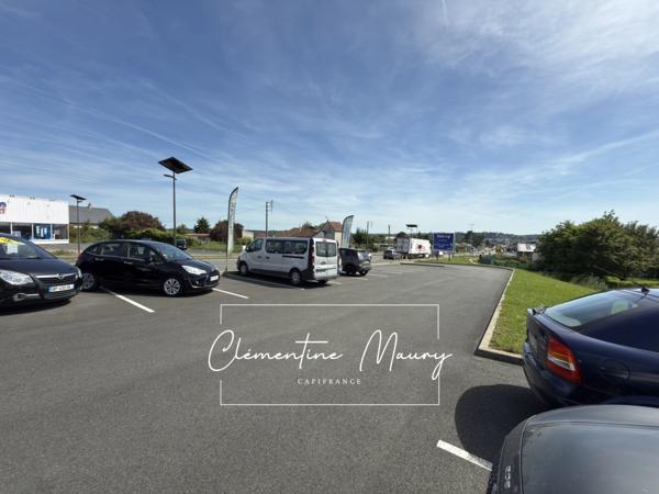 Murs commerciaux récent de 300 M² sur axe très passant (41100)