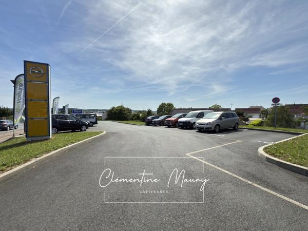 Murs commerciaux récent de 300 M² sur axe très passant (41100)