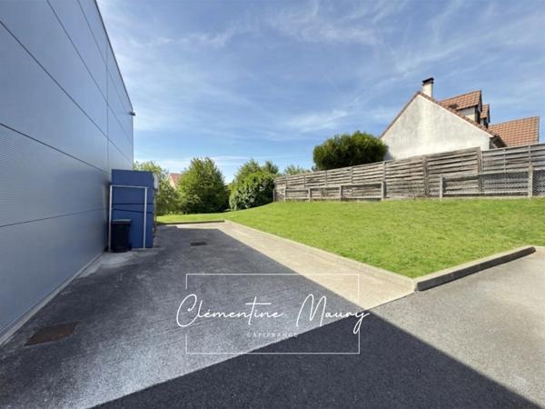 Murs commerciaux récent de 300 M² sur axe très passant (41100)