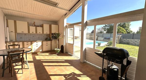 MAISON DE PLAIN-PIED AVEC PISCINE À SAINTES