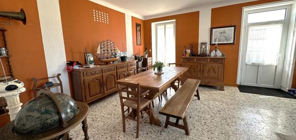 MAISON DE PLAIN-PIED AVEC PISCINE À SAINTES