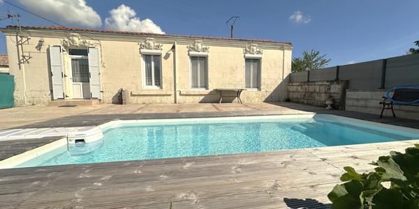MAISON DE PLAIN-PIED AVEC PISCINE À SAINTES