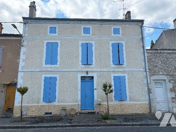 Belle maison en pierre au cœur du village de DAMAZAN. Cinq chambres, véranda, jardin intérieur !