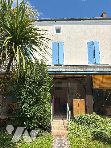 Belle maison en pierre au cœur du village de DAMAZAN. Cinq chambres, véranda, jardin intérieur !
