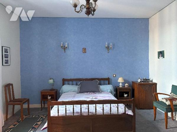 Belle maison en pierre au cœur du village de DAMAZAN. Cinq chambres, véranda, jardin intérieur !