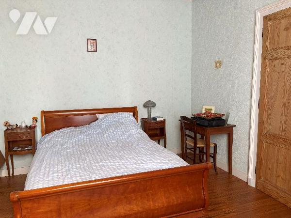Belle maison en pierre au cœur du village de DAMAZAN. Cinq chambres, véranda, jardin intérieur !