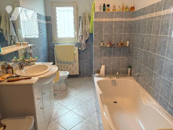 Belle maison en pierre au cœur du village de DAMAZAN. Cinq chambres, véranda, jardin intérieur !