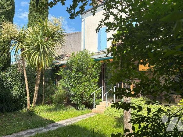 Belle maison en pierre au cœur du village de DAMAZAN. Cinq chambres, véranda, jardin intérieur !