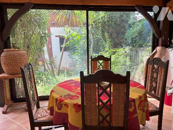 Belle maison en pierre au cœur du village de DAMAZAN. Cinq chambres, véranda, jardin intérieur !