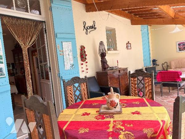 Belle maison en pierre au cœur du village de DAMAZAN. Cinq chambres, véranda, jardin intérieur !