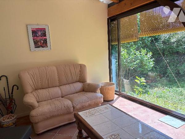 Belle maison en pierre au cœur du village de DAMAZAN. Cinq chambres, véranda, jardin intérieur !