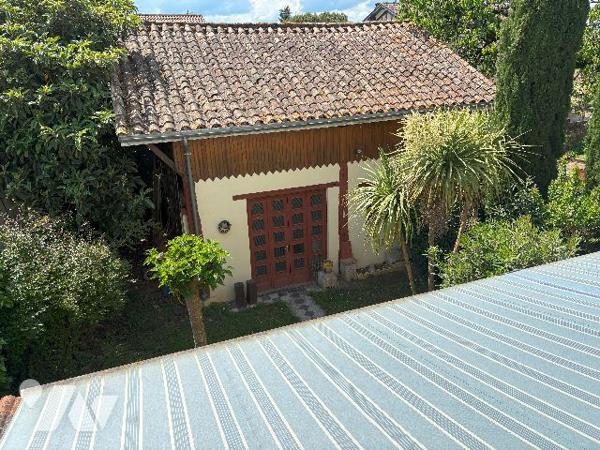 Belle maison en pierre au cœur du village de DAMAZAN. Cinq chambres, véranda, jardin intérieur !