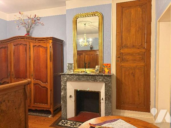 Belle maison en pierre au cœur du village de DAMAZAN. Cinq chambres, véranda, jardin intérieur !
