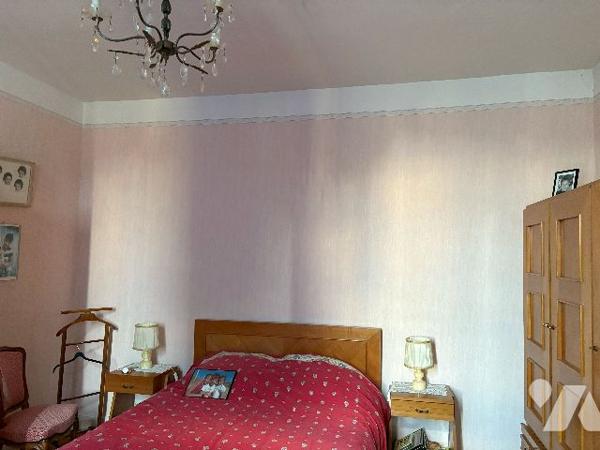 Belle maison en pierre au cœur du village de DAMAZAN. Cinq chambres, véranda, jardin intérieur !
