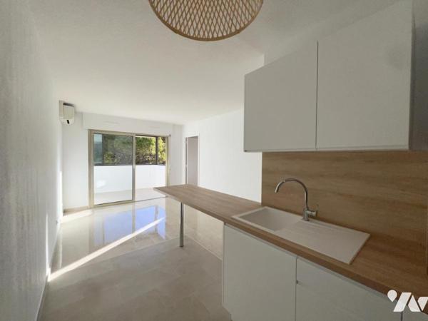 MOUGINS, Cœur de Mougins. Au dernier étage, petit 2 pièces, terrasse fermée, vue dégagée. 