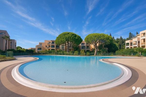 MOUGINS, Cœur de Mougins. Au dernier étage, petit 2 pièces, terrasse fermée, vue dégagée. 