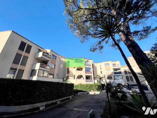 MOUGINS, Cœur de Mougins. Au dernier étage, petit 2 pièces, terrasse fermée, vue dégagée. 