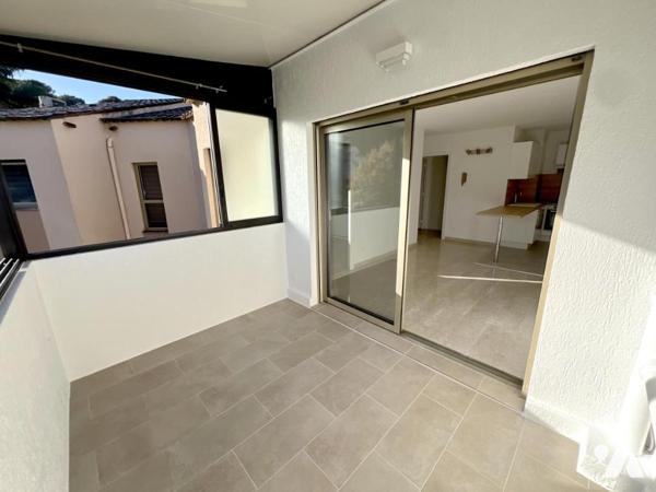 MOUGINS, Cœur de Mougins. Au dernier étage, petit 2 pièces, terrasse fermée, vue dégagée. 