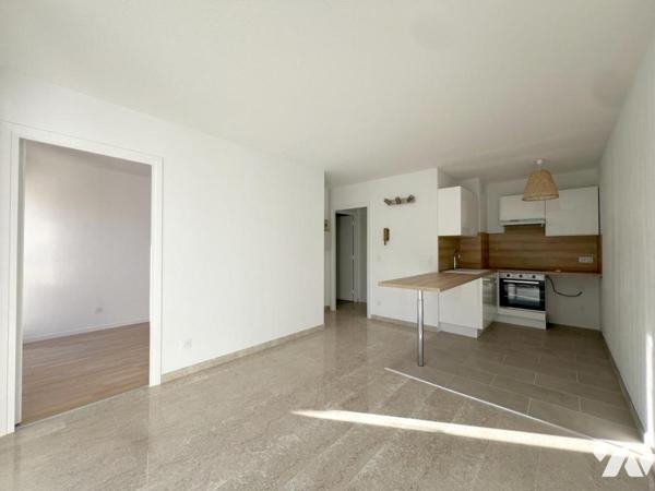 MOUGINS, Cœur de Mougins. Au dernier étage, petit 2 pièces, terrasse fermée, vue dégagée. 