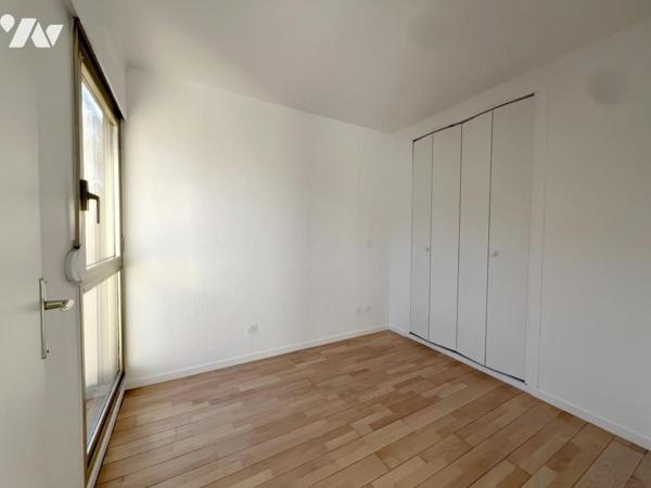 MOUGINS, Cœur de Mougins. Au dernier étage, petit 2 pièces, terrasse fermée, vue dégagée. 