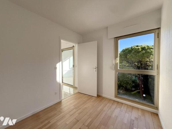 MOUGINS, Cœur de Mougins. Au dernier étage, petit 2 pièces, terrasse fermée, vue dégagée. 