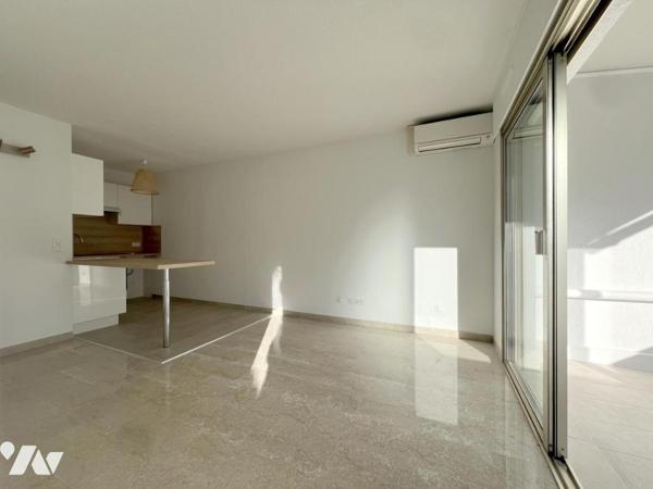 MOUGINS, Cœur de Mougins. Au dernier étage, petit 2 pièces, terrasse fermée, vue dégagée. 