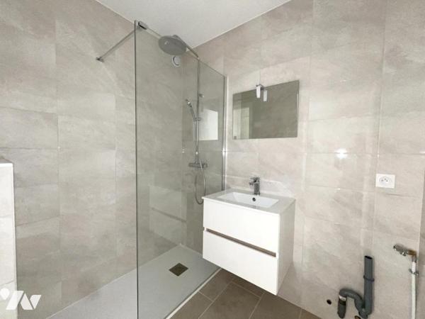 MOUGINS, Cœur de Mougins. Au dernier étage, petit 2 pièces, terrasse fermée, vue dégagée. 