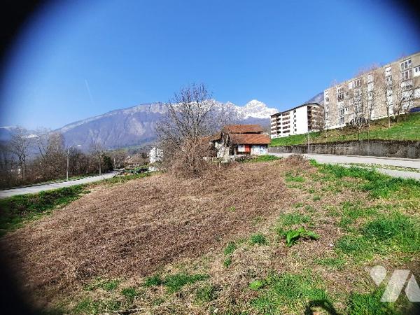 UGINE proche commerces, TERRAIN A BATIR de 1212m² en zone UB du PLU d'UGINE.