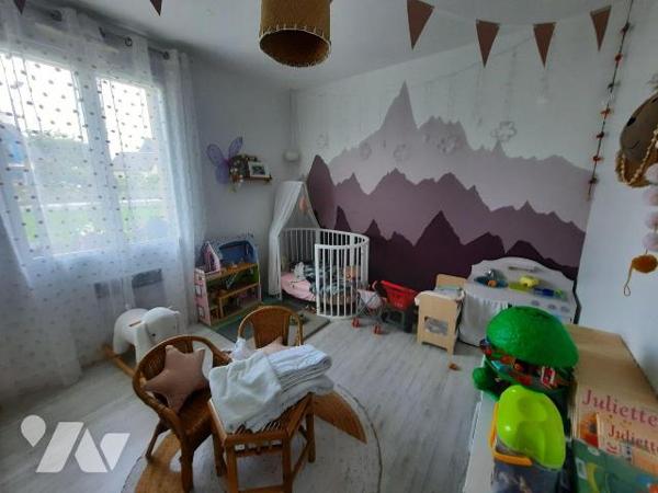 Hirel, maison de plain-pied de 2001, comprenant : un séjour salon (avec poêle) donnant sur cuis...