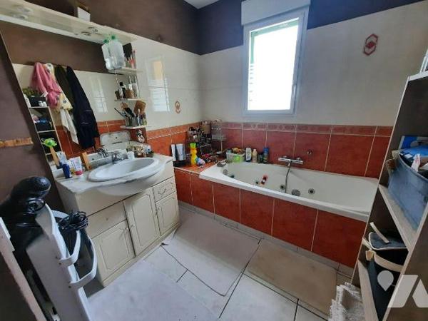 Hirel, maison de plain-pied de 2001, comprenant : un séjour salon (avec poêle) donnant sur cuis...