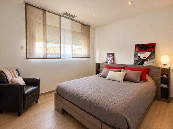 PROPRIETE EN CENTRE DE VILLAGE 9 PIECES 6 CHAMBRES PATIO INTERIEUR ARBORE GARAGES