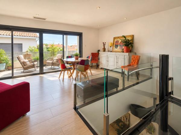 PROPRIETE EN CENTRE DE VILLAGE 9 PIECES 6 CHAMBRES PATIO INTERIEUR ARBORE GARAGES