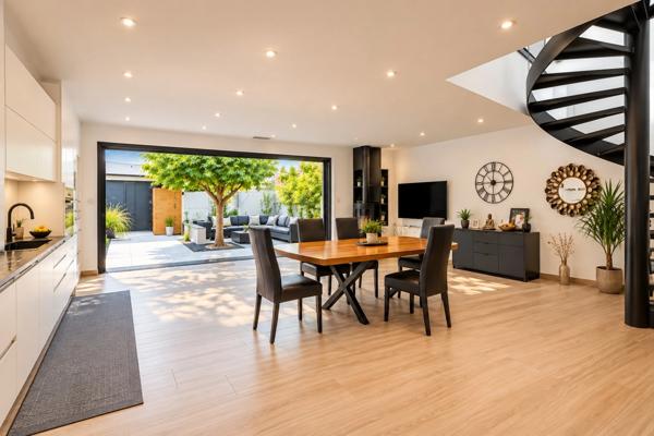 PROPRIETE EN CENTRE DE VILLAGE 9 PIECES 6 CHAMBRES PATIO INTERIEUR ARBORE GARAGES