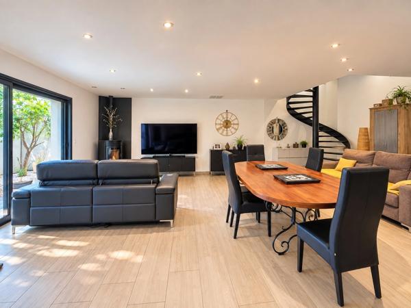 PROPRIETE EN CENTRE DE VILLAGE 9 PIECES 6 CHAMBRES PATIO INTERIEUR ARBORE GARAGES