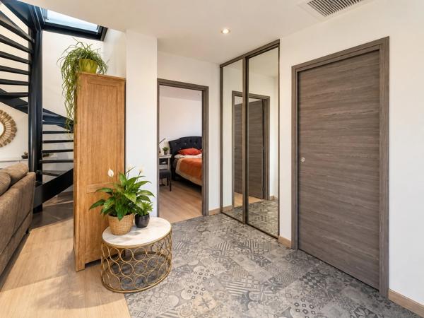 PROPRIETE EN CENTRE DE VILLAGE 9 PIECES 6 CHAMBRES PATIO INTERIEUR ARBORE GARAGES