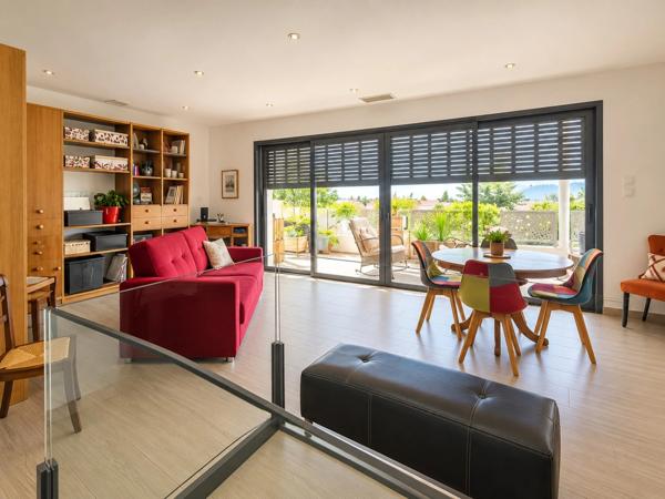 PROPRIETE EN CENTRE DE VILLAGE 9 PIECES 6 CHAMBRES PATIO INTERIEUR ARBORE GARAGES