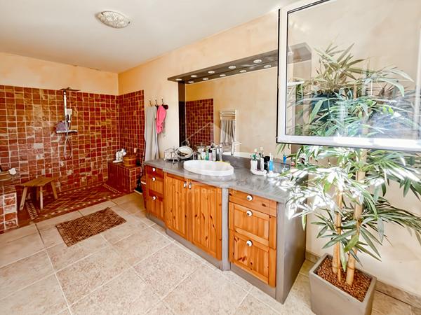 MARSEILLE LIMITE SEPTEMES LES VALLONS  -  Villa de 162m2 sur parcelle de 1230m2 avec garage et piscine